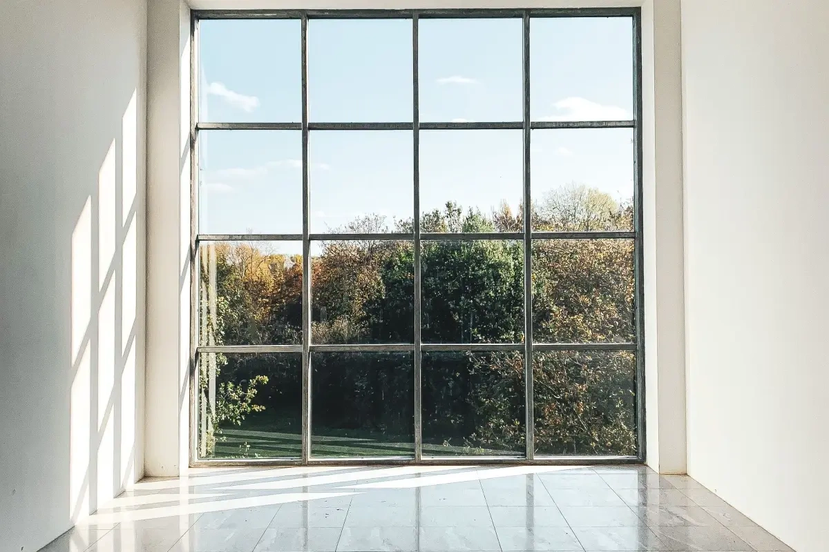 Hvad koster det at få monteret vinduer? 5 ting der kan påvirke arbejdets pris